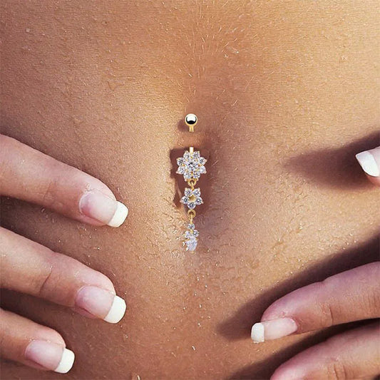 Bella piercing nombril